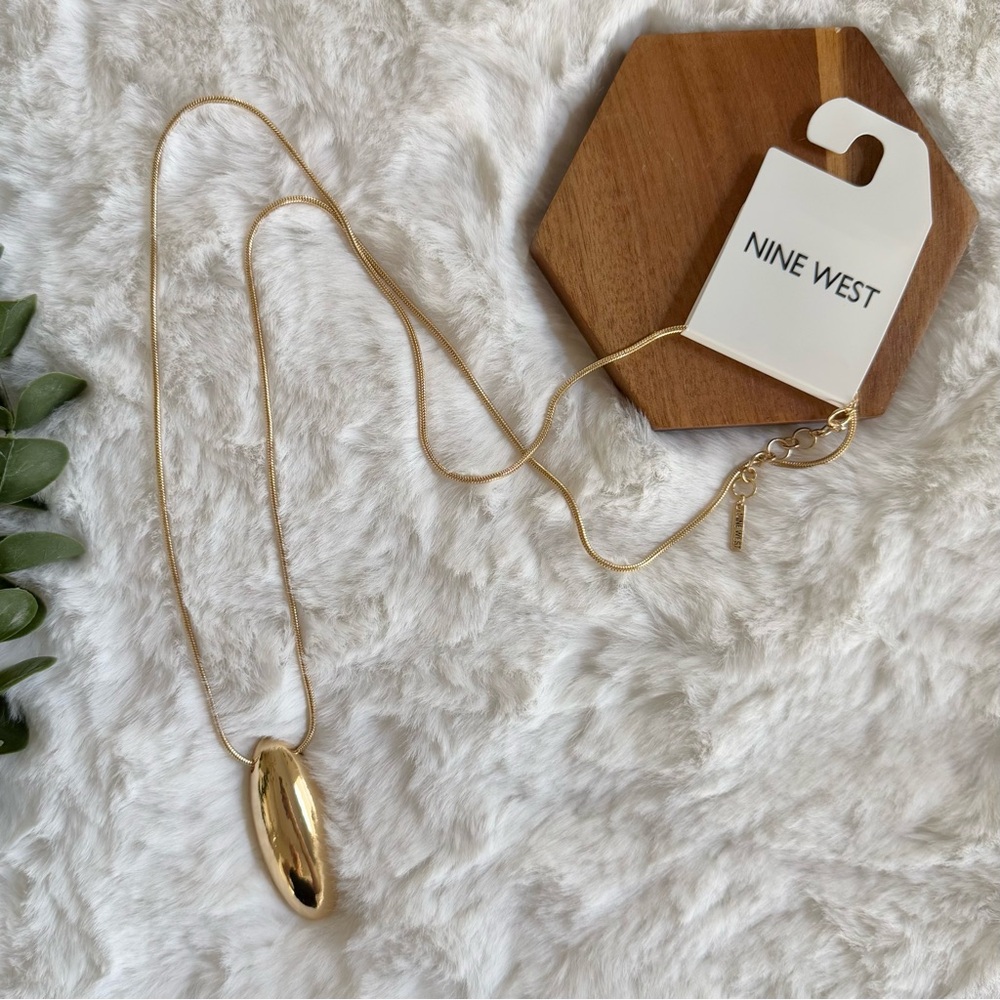 NINE WEST NWT Gold Tone Oval Pendant Necklace